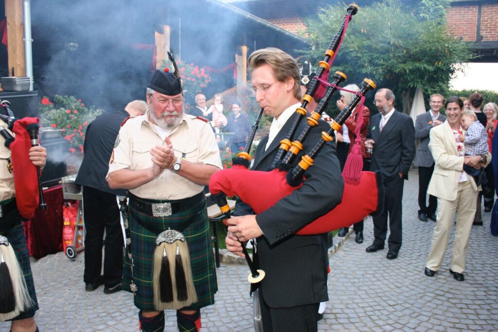 Nils Bosshammer erster Schritt auf dem Dudelsack, zusammen mit Pitt von den Rhine Area Pipes & Drums Düsseldorf